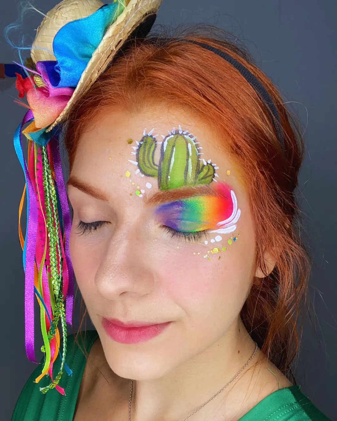 Pintura facial avançada com cactos e arco-íris
