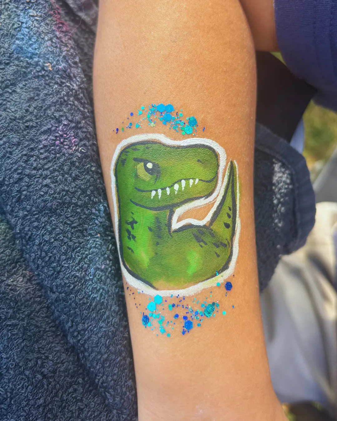 Pintura corporal avançada de dinossauro