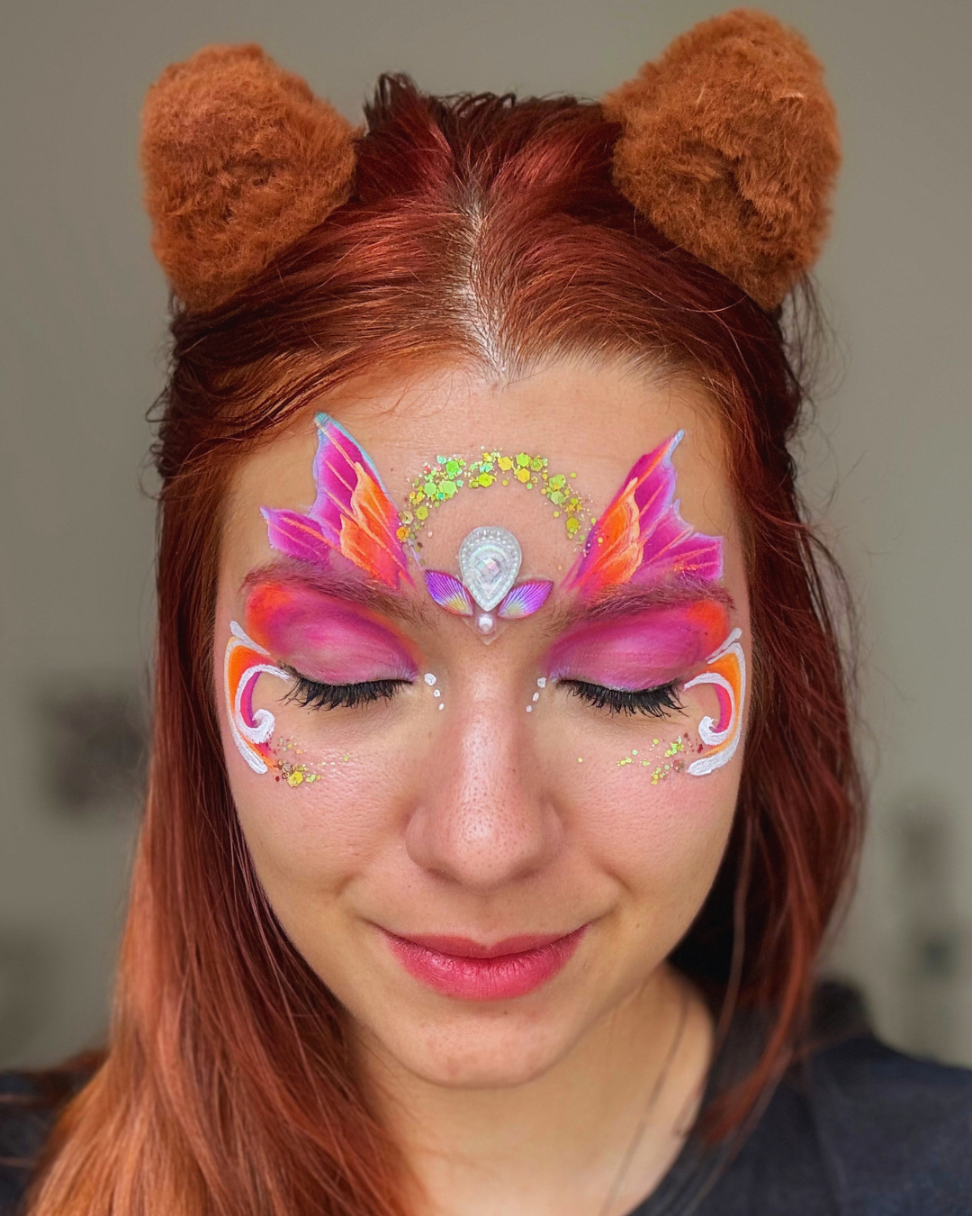 Pintura facial avançada de fantasia com asas