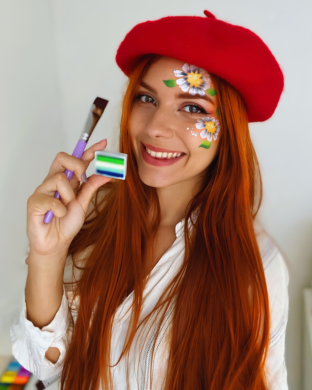 Laura Raposa com pintura facial e pincel